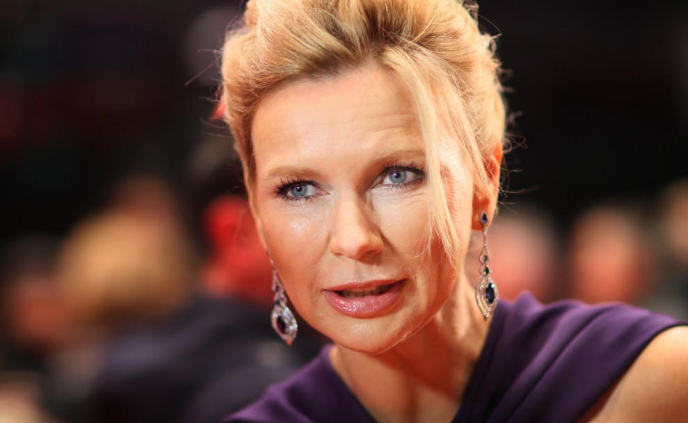 Veronica Ferres im Interview: Das authentische Rülpsen empfiehlt sie als die einzig mögliche Umsetzung des Themas. (Foto: shutterstock - Denis Makarenko)