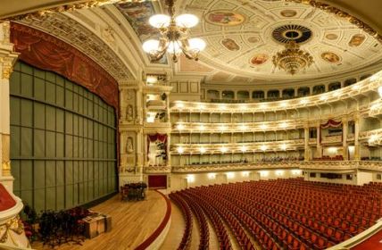 Mozart Oper Opernhaus Theater Foyer (Foto: AdobeStock - kivi80)