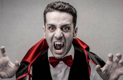 Gruselige Stimmung und fantastische Choreographien: Tanz der Vampire in (Foto: AdobeStock 57296391 olly)