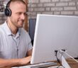 Ein Mann spielt Bubble Shooter am Desktop-Rechner. (Foto: AdobeStock_237773125 Andrey Popov)